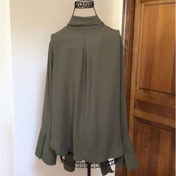 Carmen Marc Valvo Green Tie neck shirt, Large, New - Picture 3 of 9